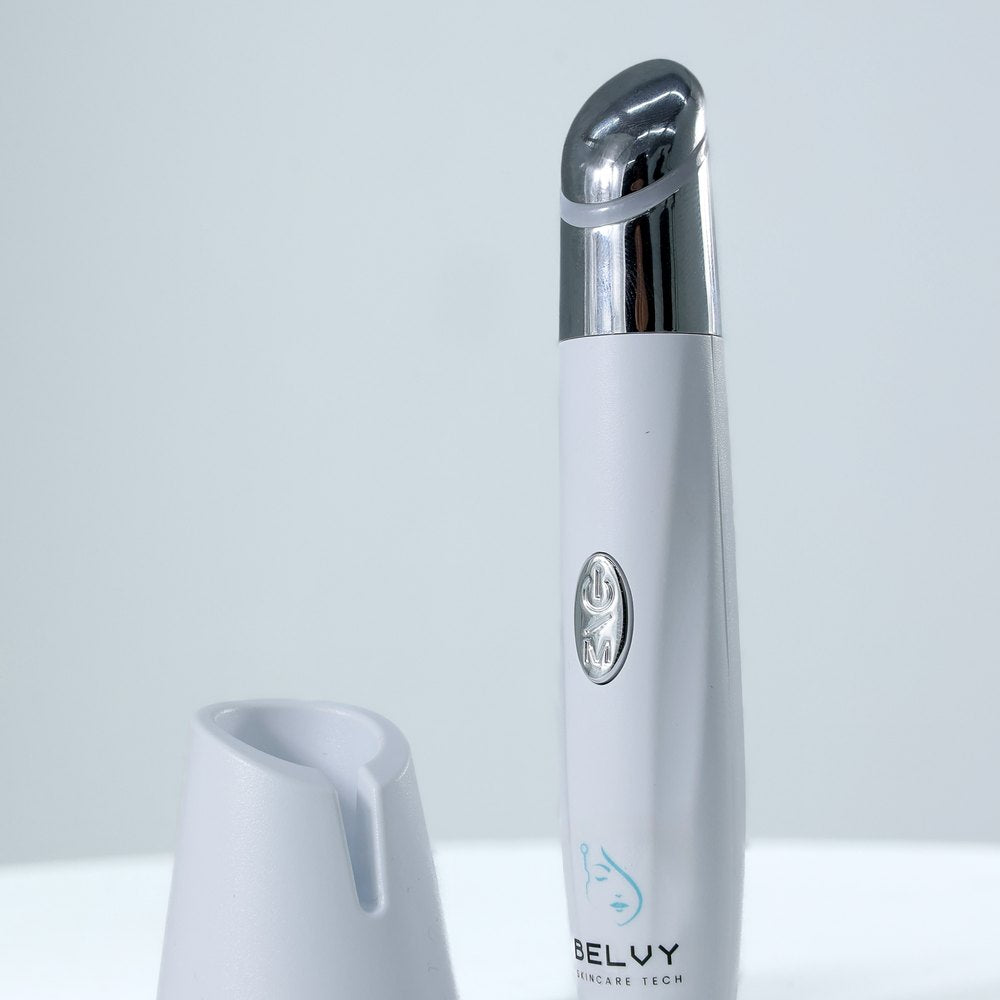Massageador facial Eye Revive apoiado na base, com ponteiro de aço inoxidável para a área dos olhos
